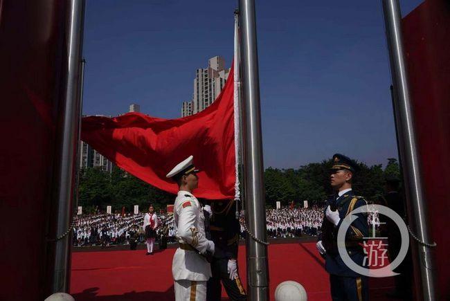 白鹿与狗仔“和谐共处”?聚餐发现被拍,竟大方打招呼竖大拇指!